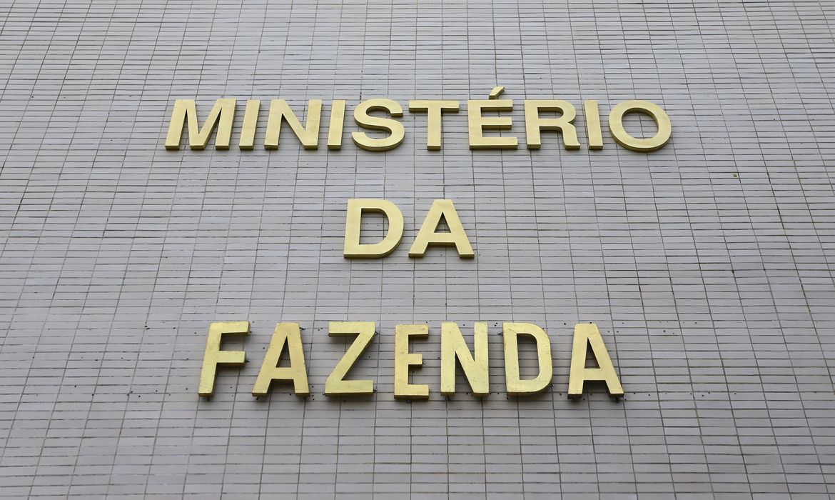 Fazenda reduz previsão oficial de crescimento do PIB para 3%