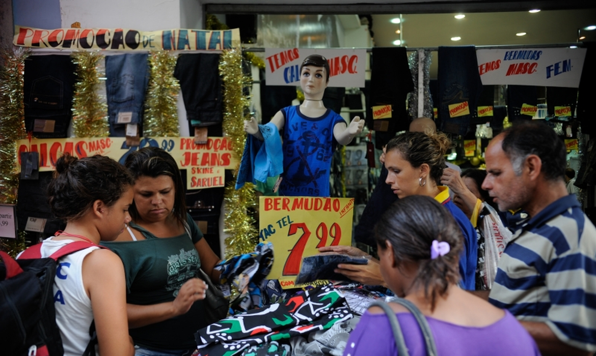 Vendas no comércio crescem 0,6% de agosto para setembro, diz IBGE