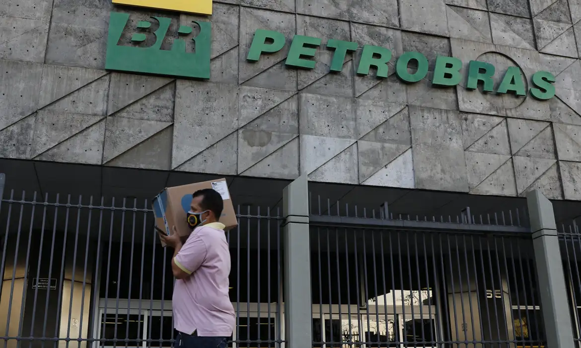 CGU constata que Petrobras vendeu refinaria abaixo do preço