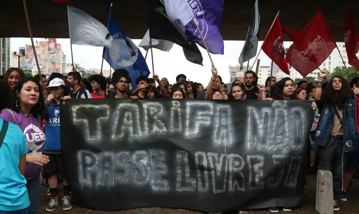 Estudantes protestam contra alta na tarifa do transporte por trilhos