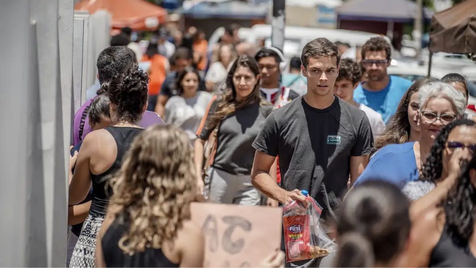 Programa 'Pé-de-Meia' dará R$ 2 mil por ano a alunos de baixa renda do Ensino Médio