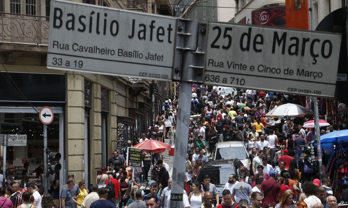 Governo adia por 3 meses portaria sobre trabalho aos feriados