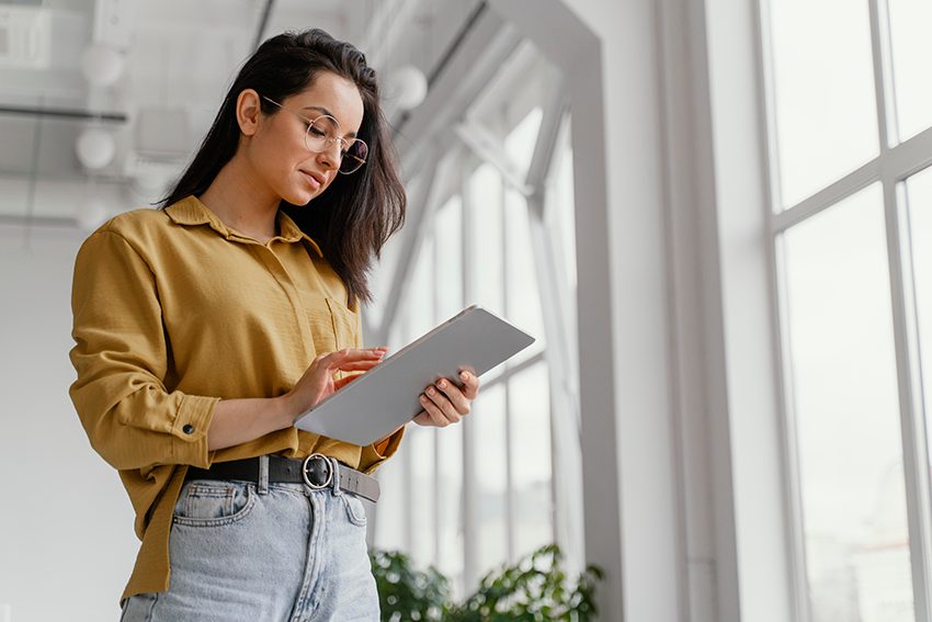 Dia da Mulher: Por que investir em empresas diversas pode ajudar sua carteira