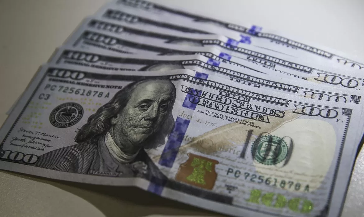 Dólar cai para R$ 5,19, mas sobe 1,53% na semana