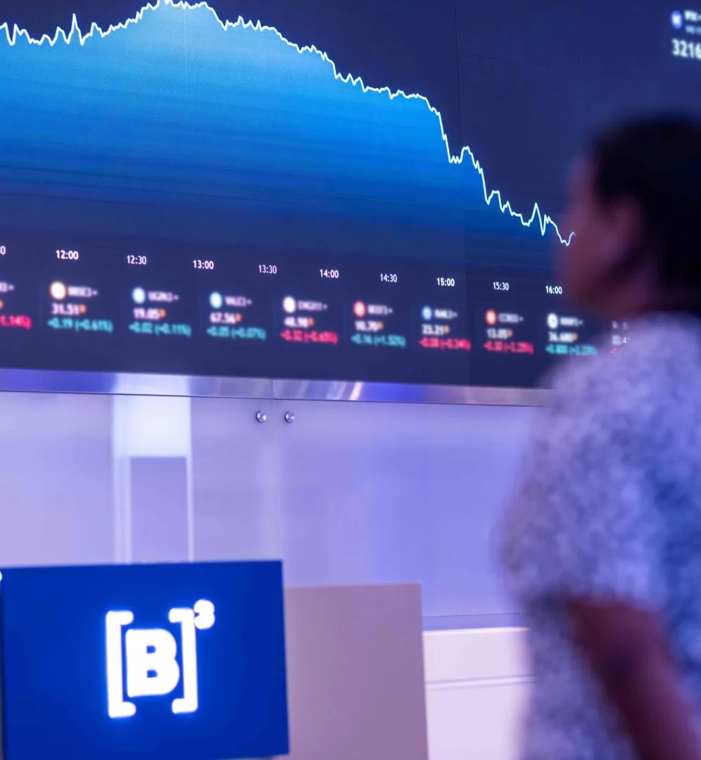 Ibovespa fecha em alta de 0,36% com Petrobras e juros em queda; dólar cai a R$ 5,17