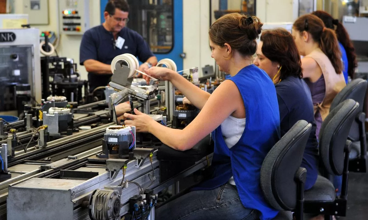 Produção industrial cresce 0,9% em março, diz IBGE