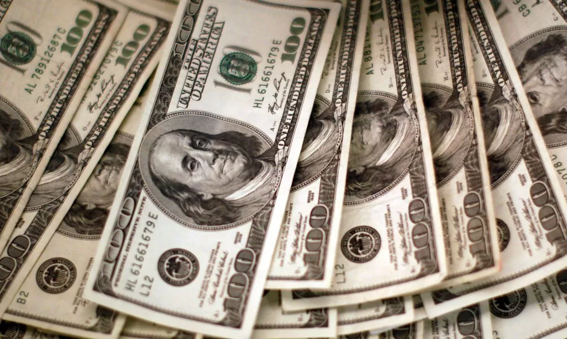 Dólar cai para R$ 5,44, mas fecha semana com alta de 1,09%