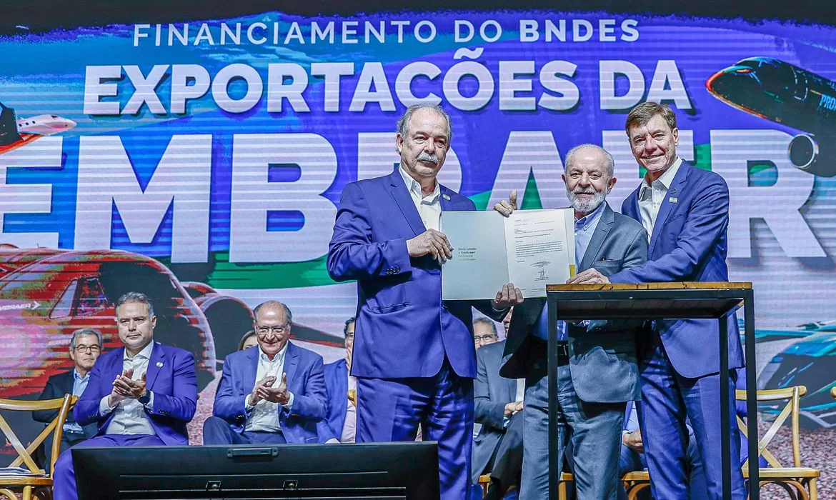 BNDES conclui financiamento para exportação de 32 jatos da Embraer